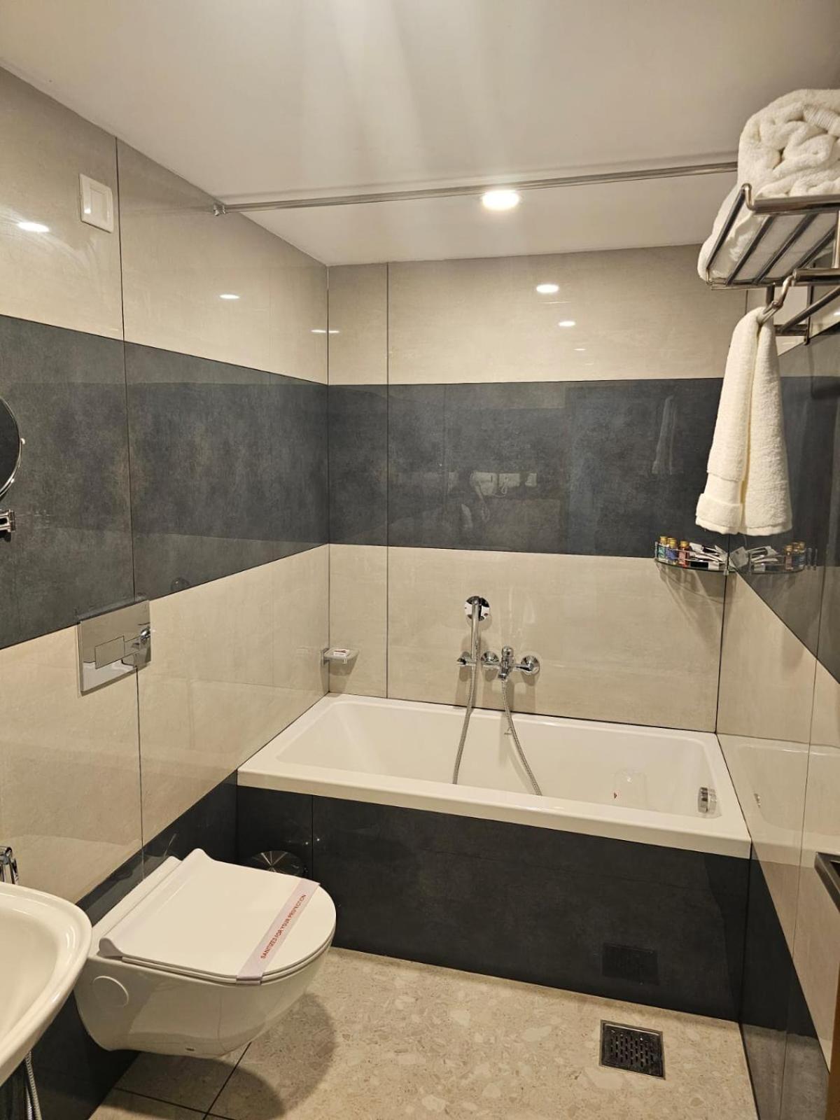 Pearl Residency Hotel Ayoor Kültér fotó